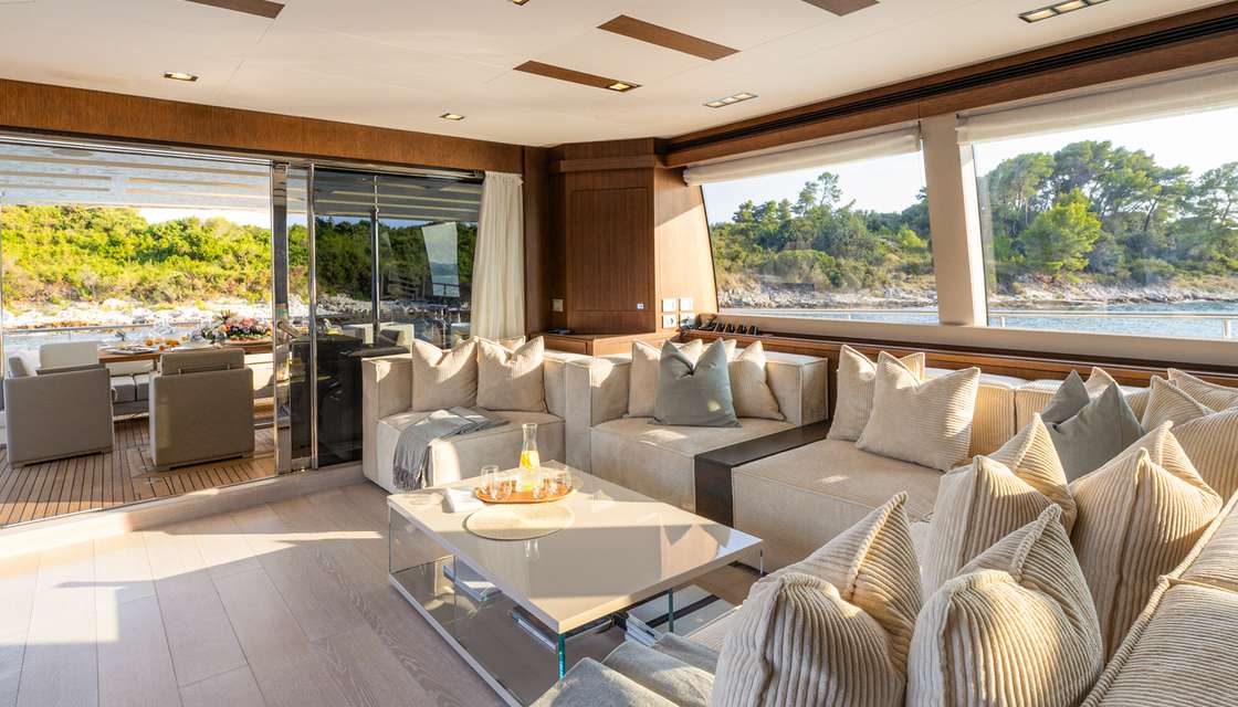 Ferretti Custom Line 100