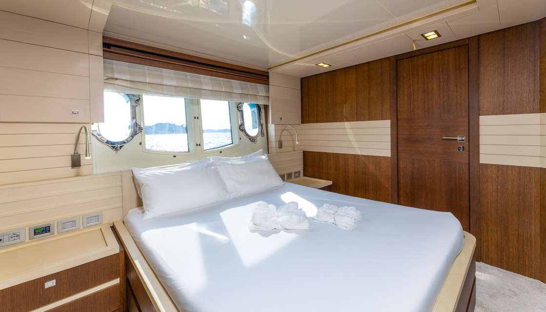 Ferretti Custom Line 100