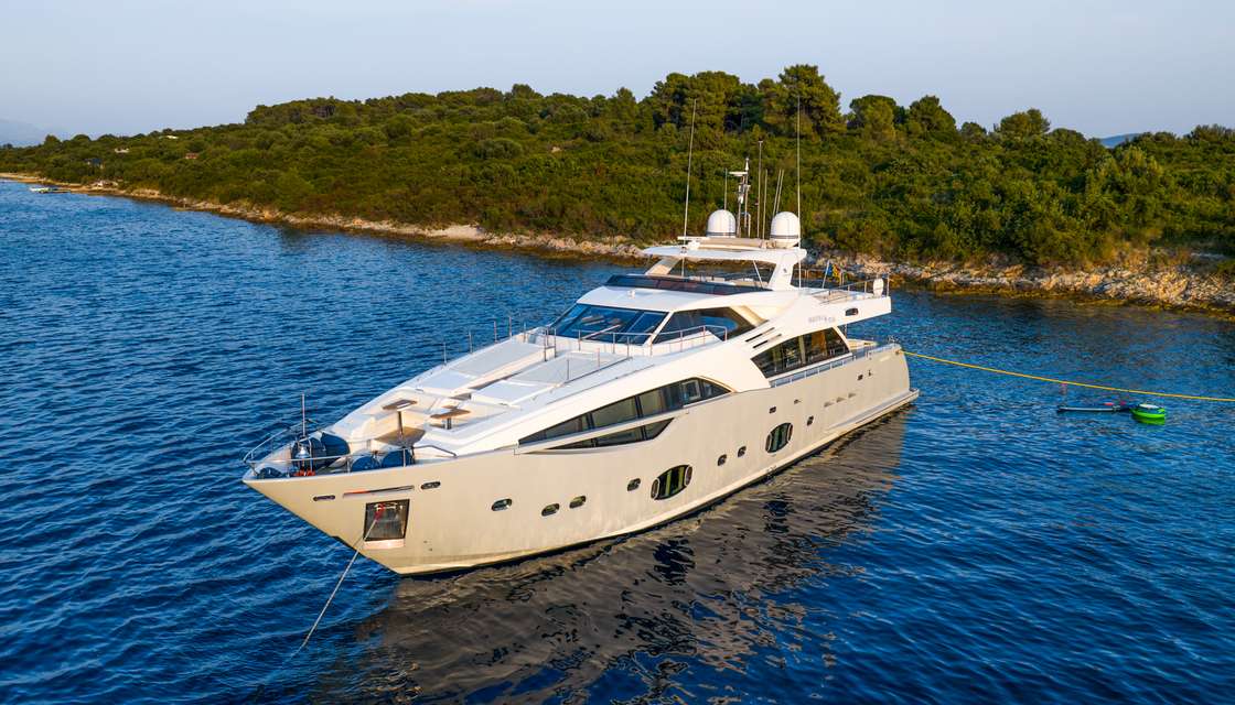 Ferretti Custom Line 100