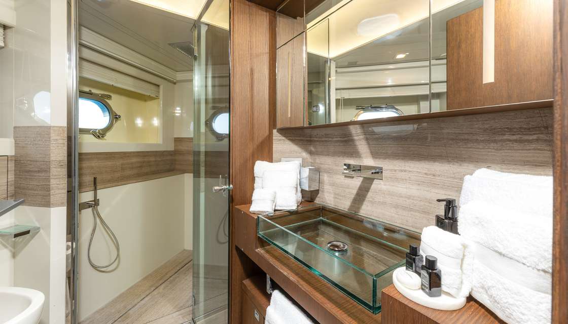 Ferretti Custom Line 100