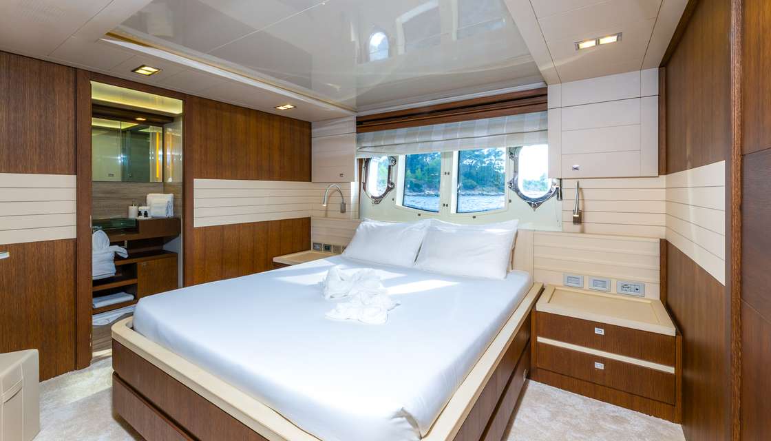 Ferretti Custom Line 100