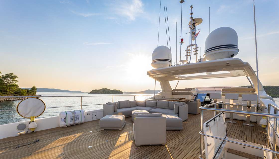 Ferretti Custom Line 100