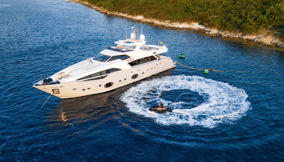 Ferretti Custom Line 100