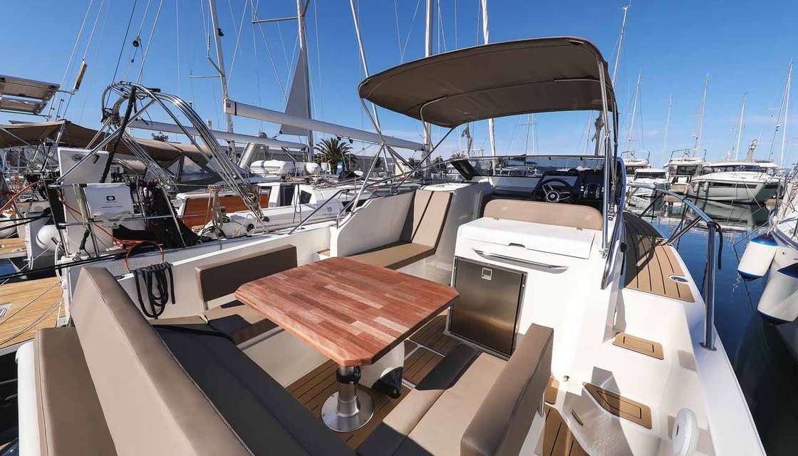 Nuva M9 Cabin