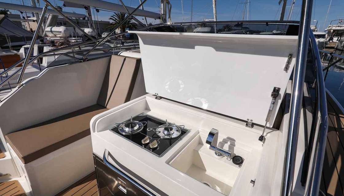 Nuva M9 Cabin
