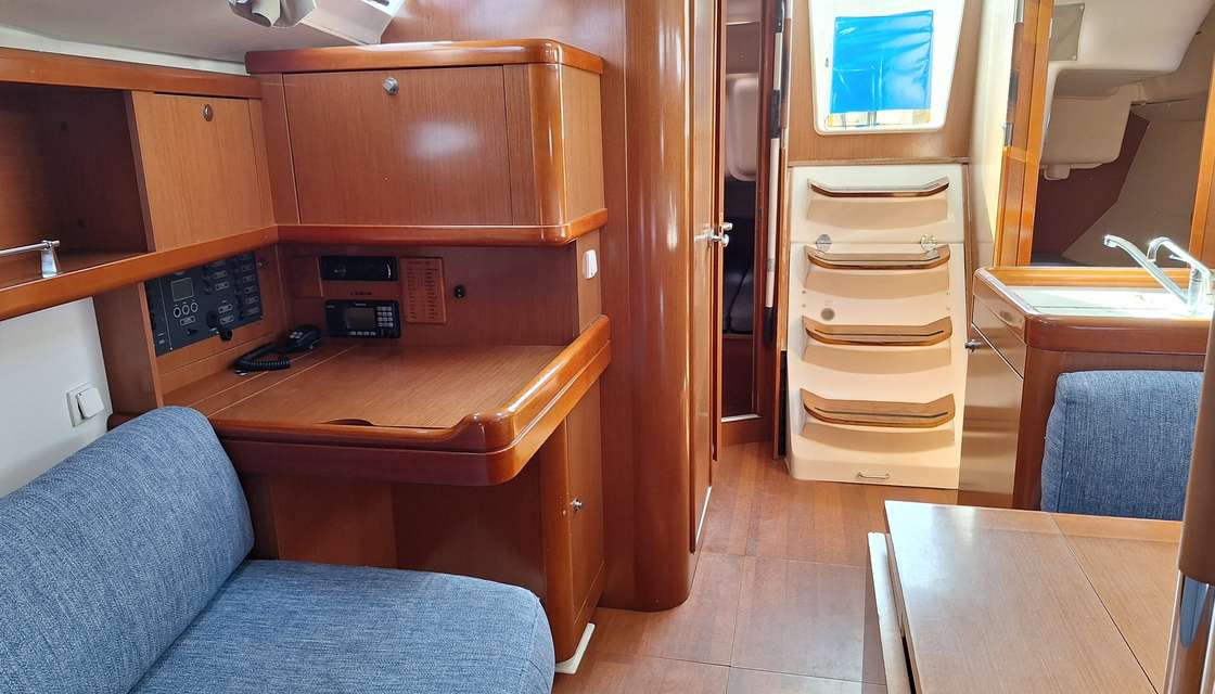 Oceanis 37