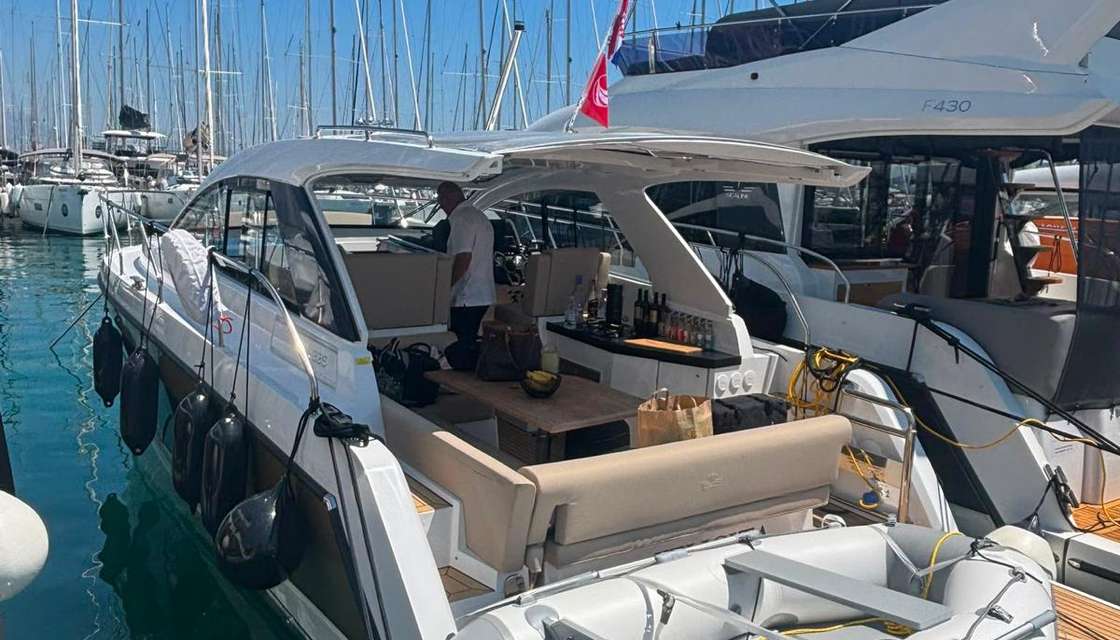 Sealine S335