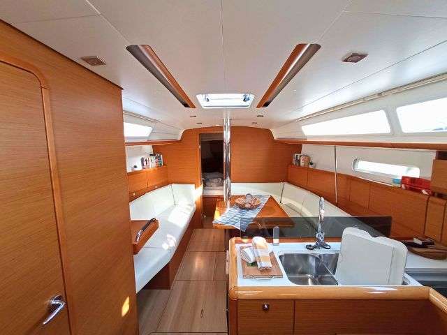 Sun Odyssey 379