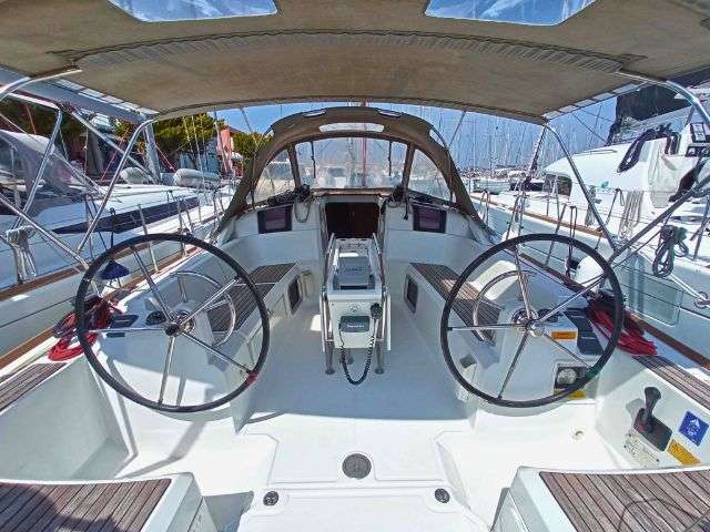 Sun Odyssey 379