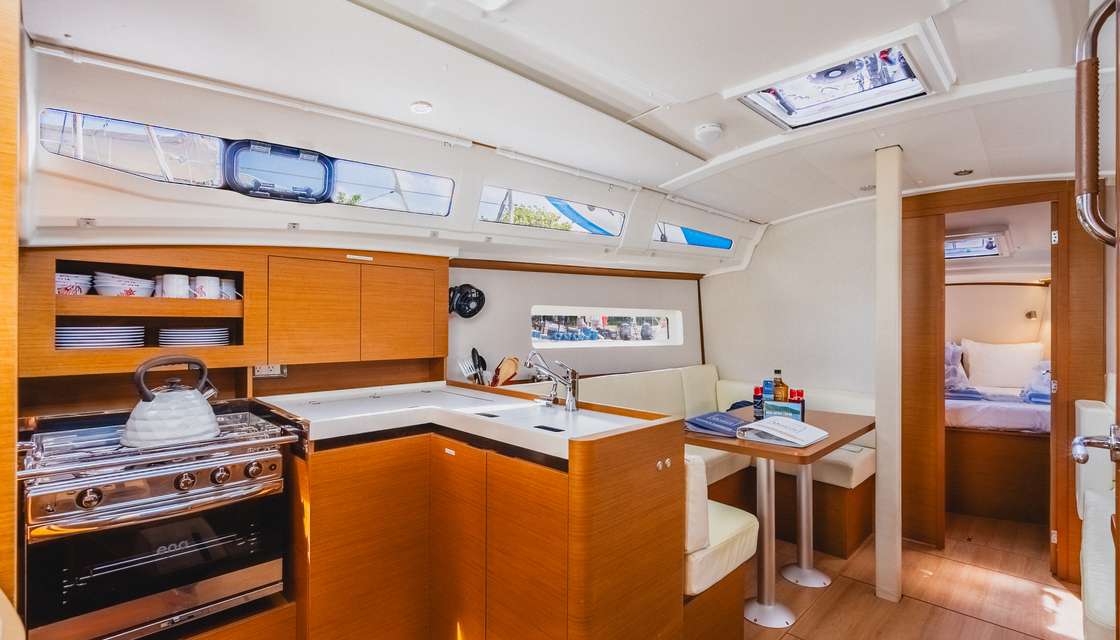 Sun Odyssey 380