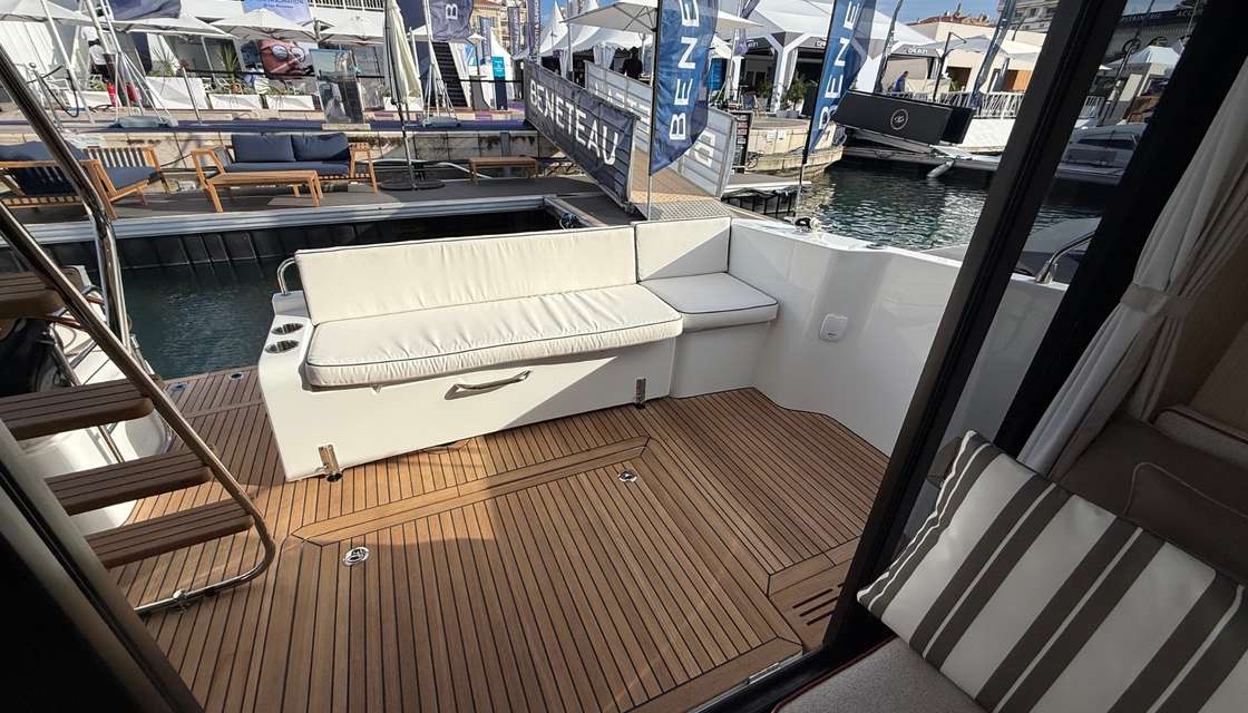 Swift Trawler 37 fly