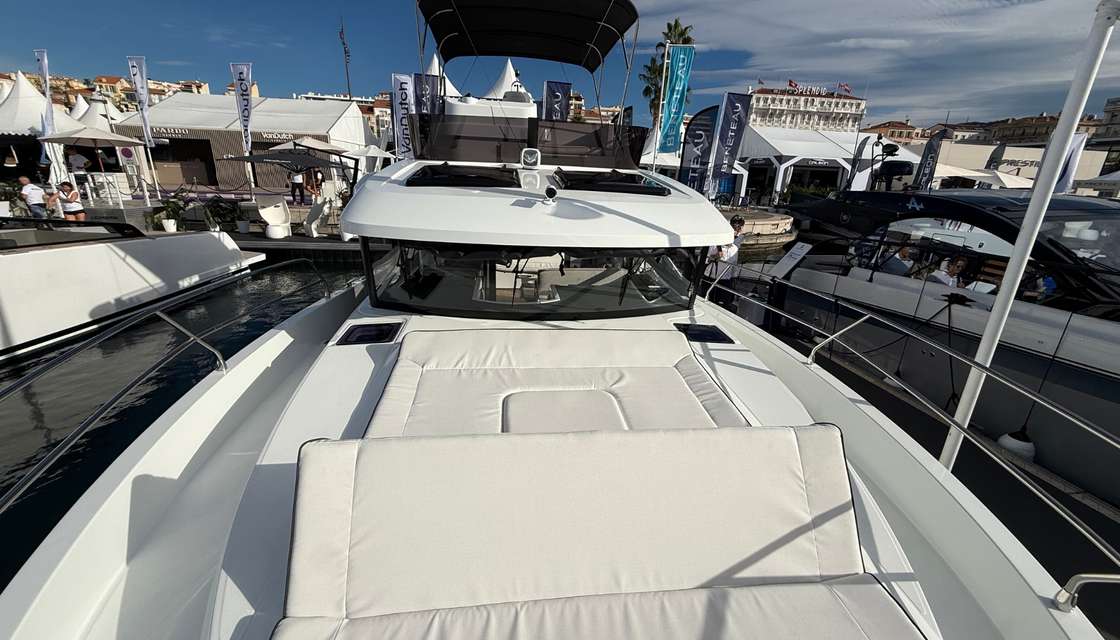 Swift Trawler 37 fly