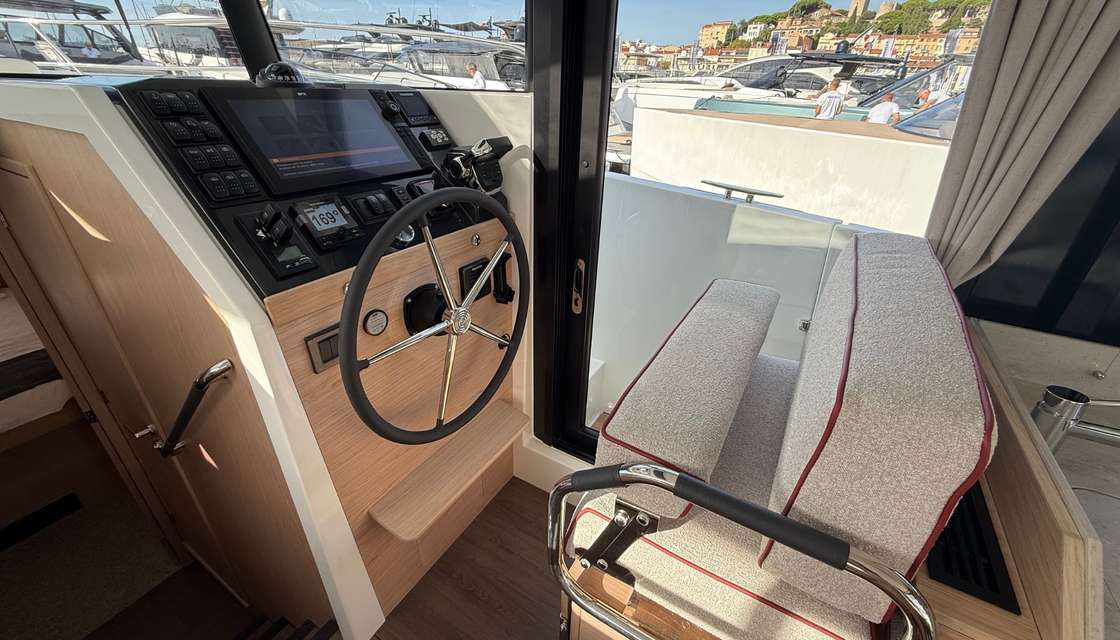 Swift Trawler 37 fly