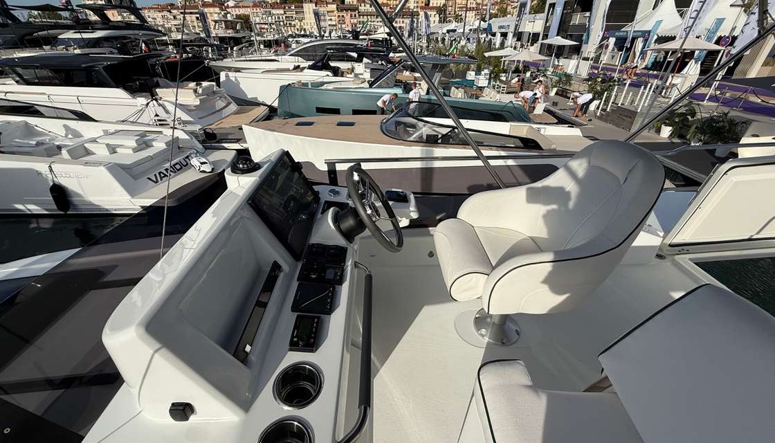 Swift Trawler 37 fly