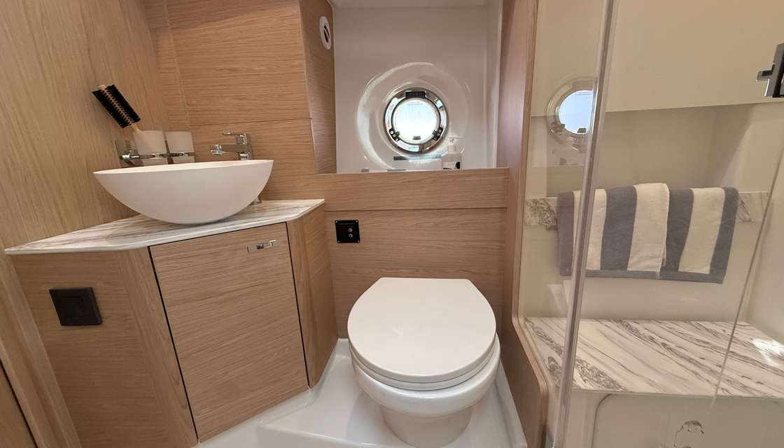 Swift Trawler 37 fly