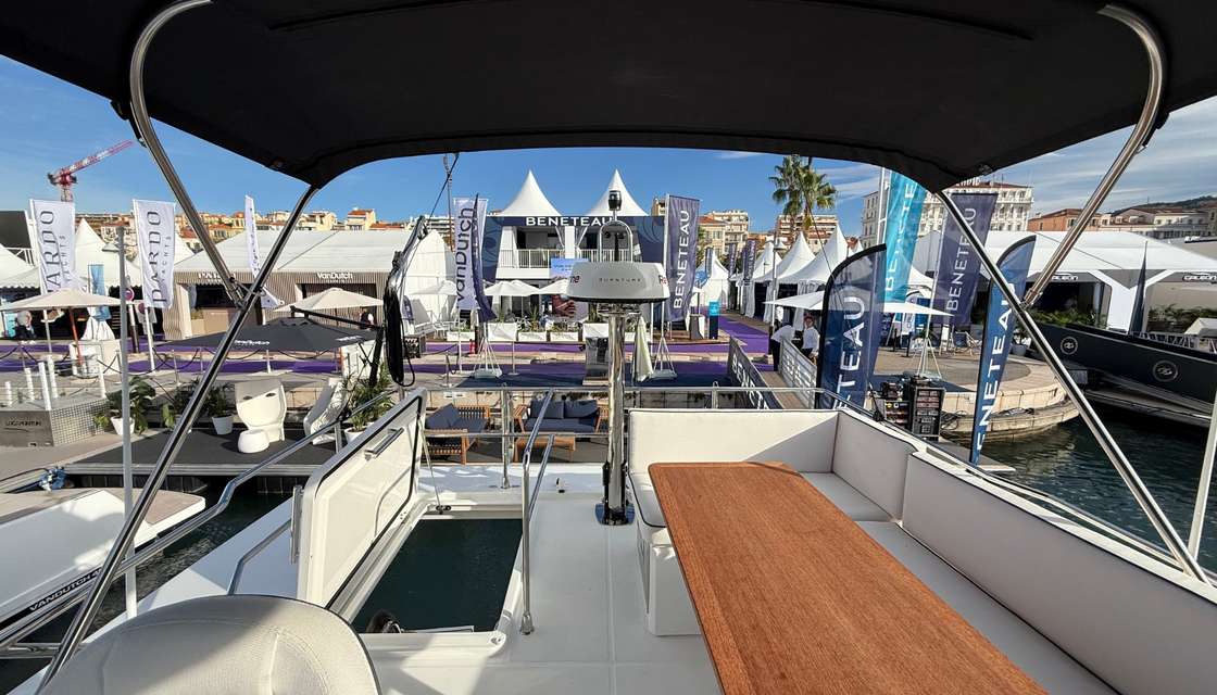 Swift Trawler 37 fly