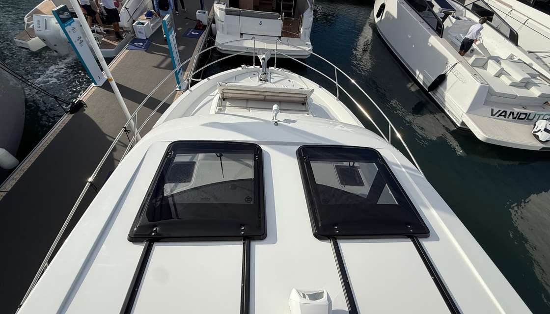 Swift Trawler 37 fly