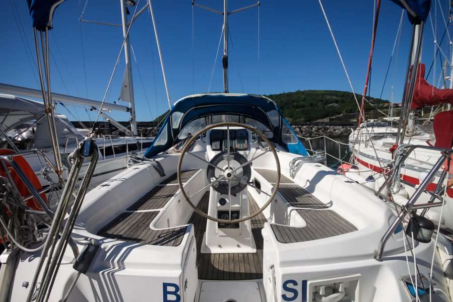 Bavaria 37