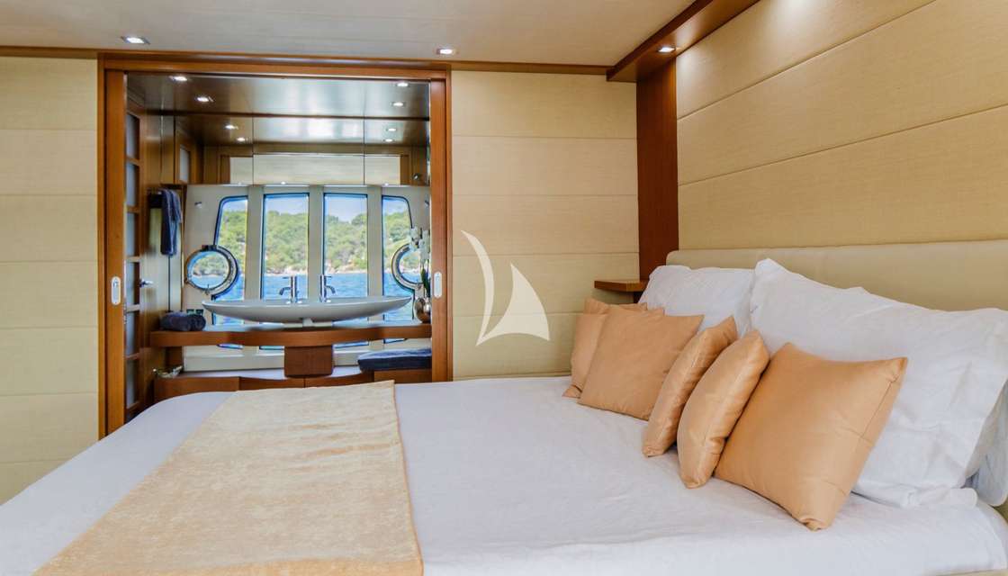 Ferretti 780