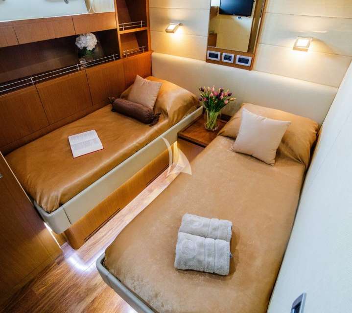 Ferretti 780