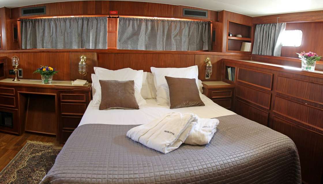 Hatteras 58