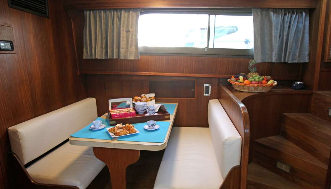 Hatteras 58