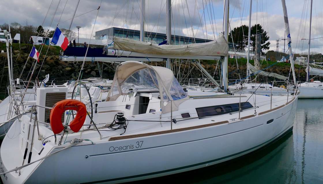 Oceanis 37