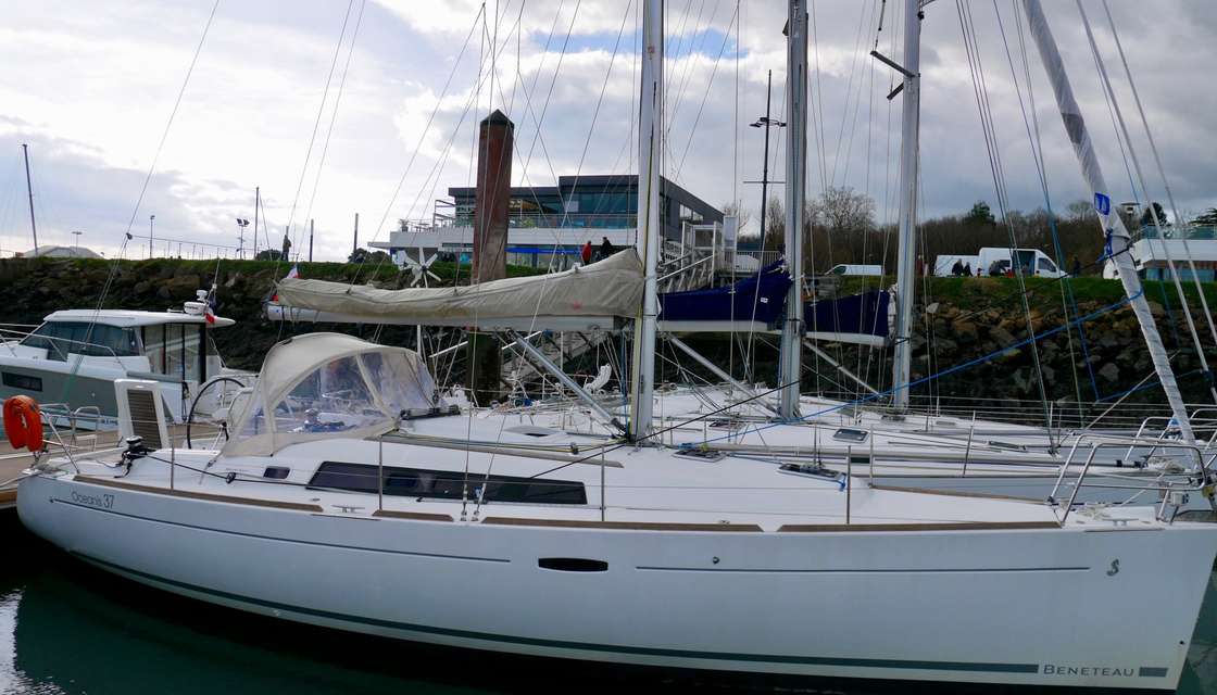 Oceanis 37