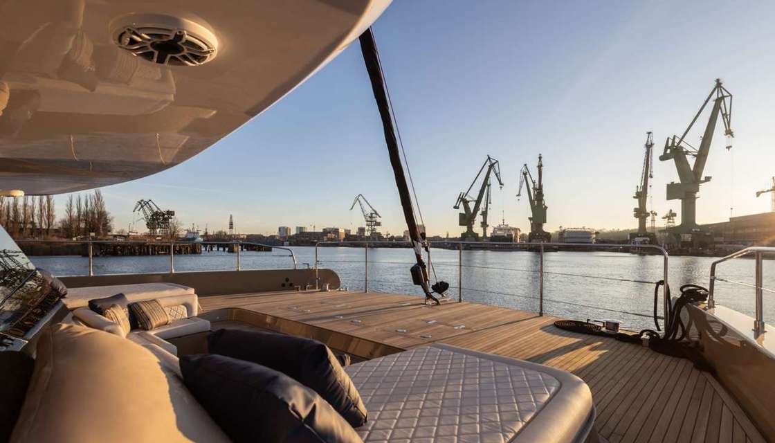 Moon Yacht 60