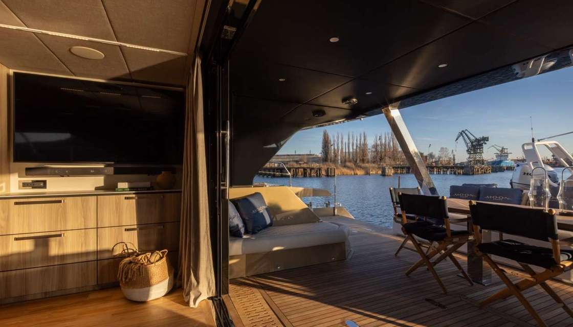 Moon Yacht 60