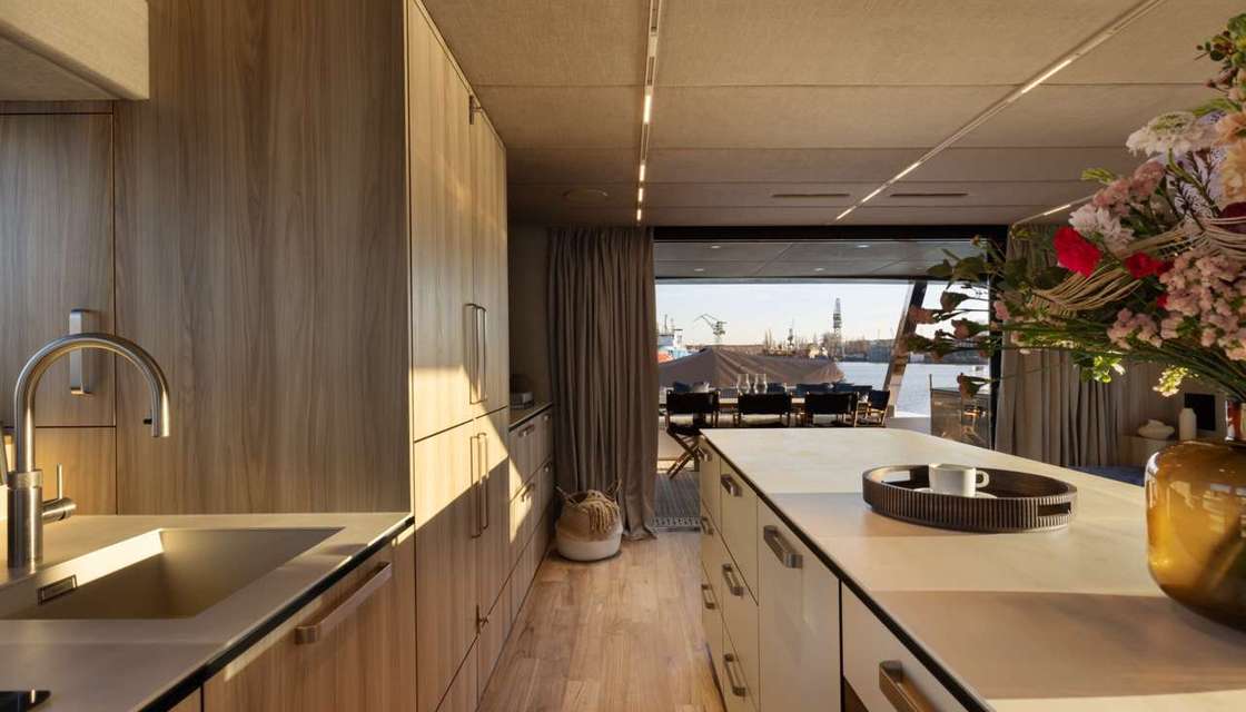 Moon Yacht 60