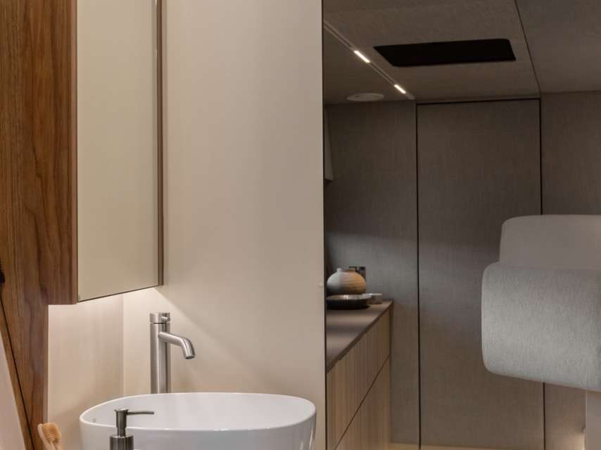 Moon Yacht 60