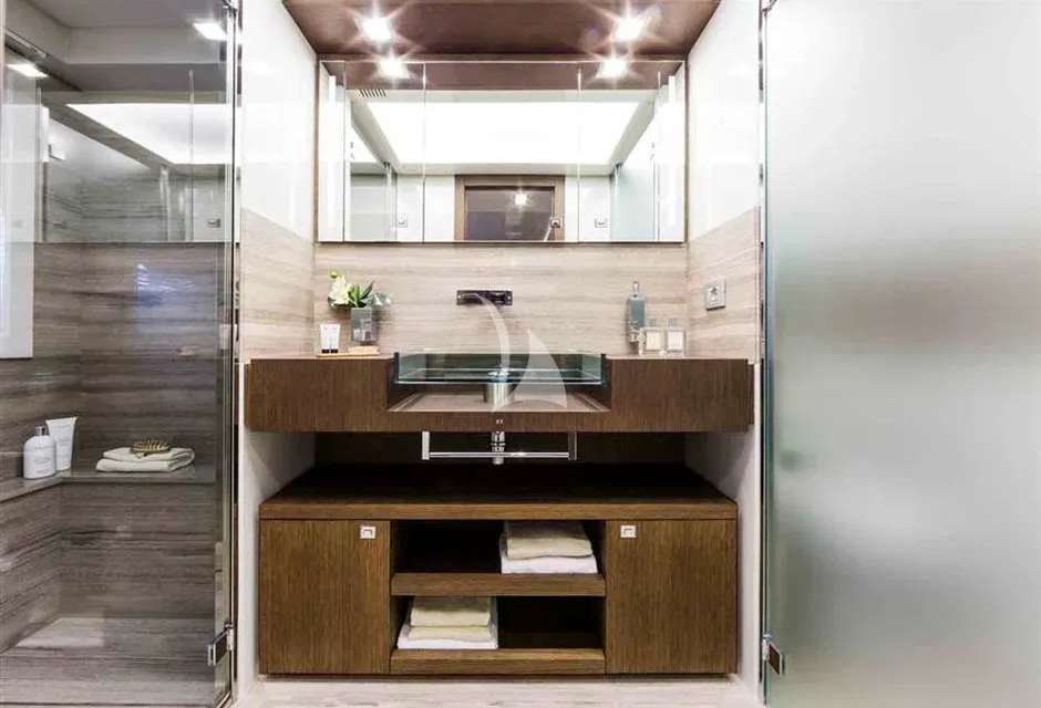 Ferretti Custom Line 100