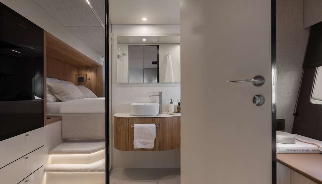 Moon Yacht 60