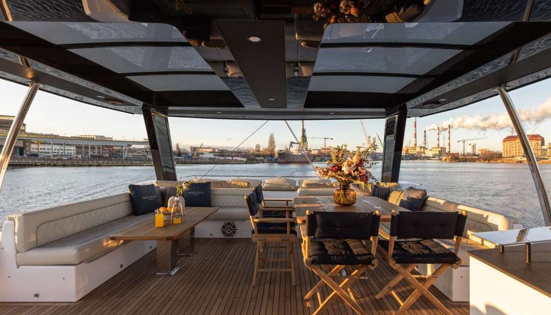 Moon Yacht 60