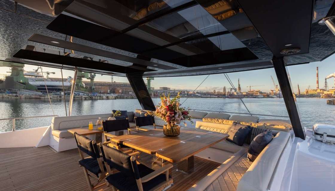 Moon Yacht 60
