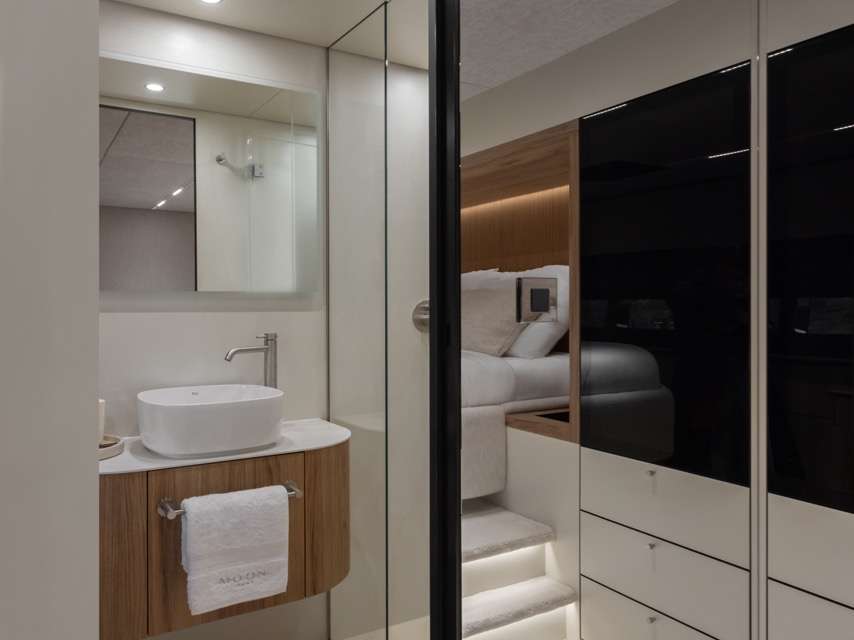 Moon Yacht 60