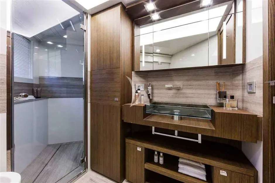 Ferretti Custom Line 100