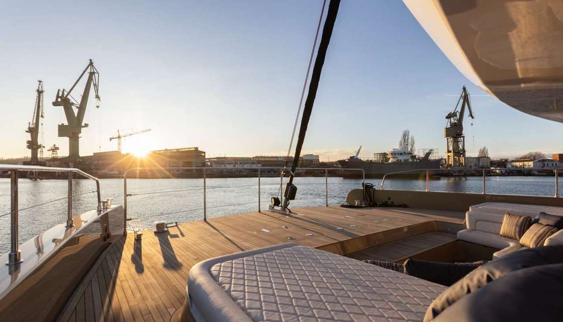 Moon Yacht 60