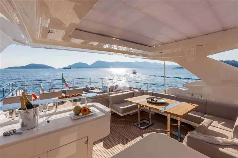 Ferretti Custom Line 100