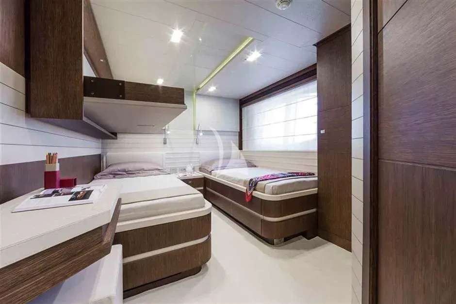 Ferretti Custom Line 100
