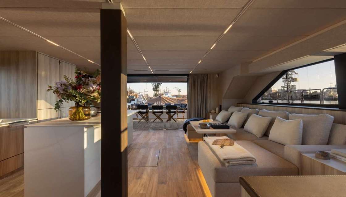 Moon Yacht 60