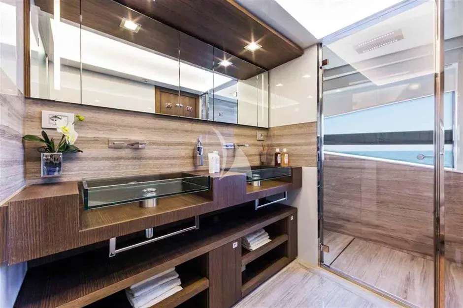 Ferretti Custom Line 100