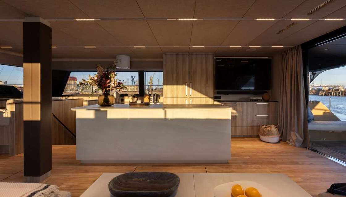 Moon Yacht 60