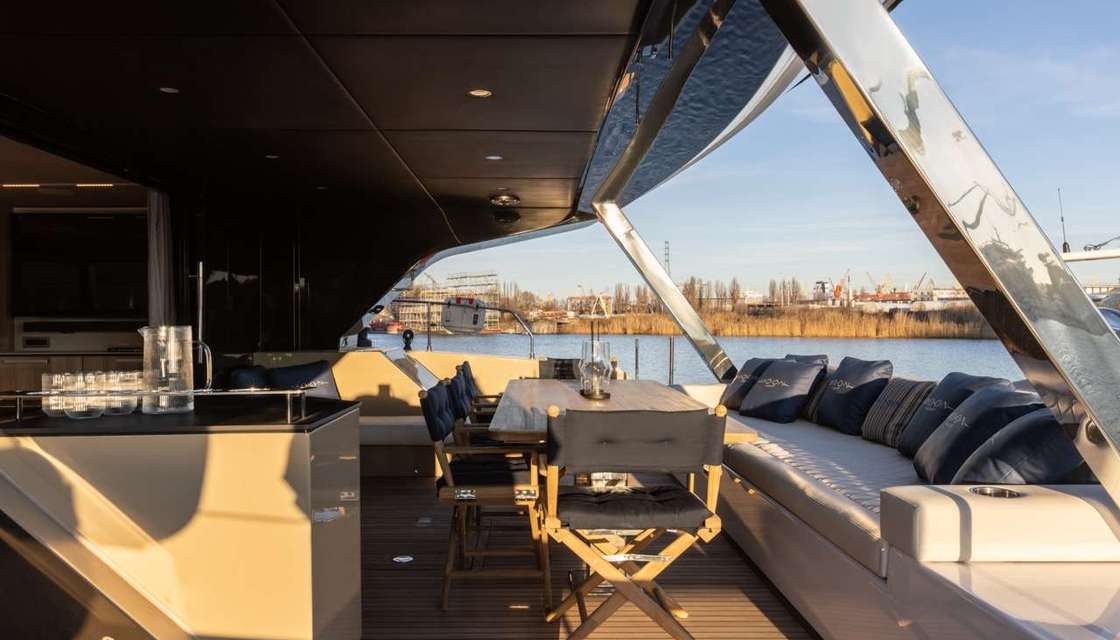 Moon Yacht 60