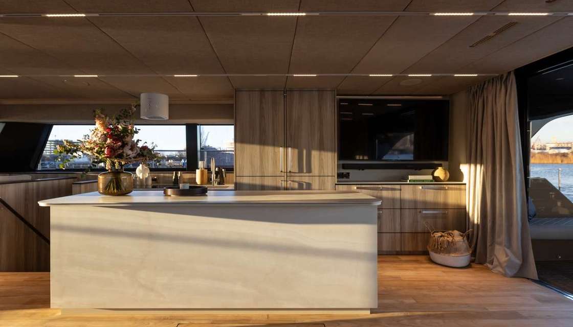 Moon Yacht 60