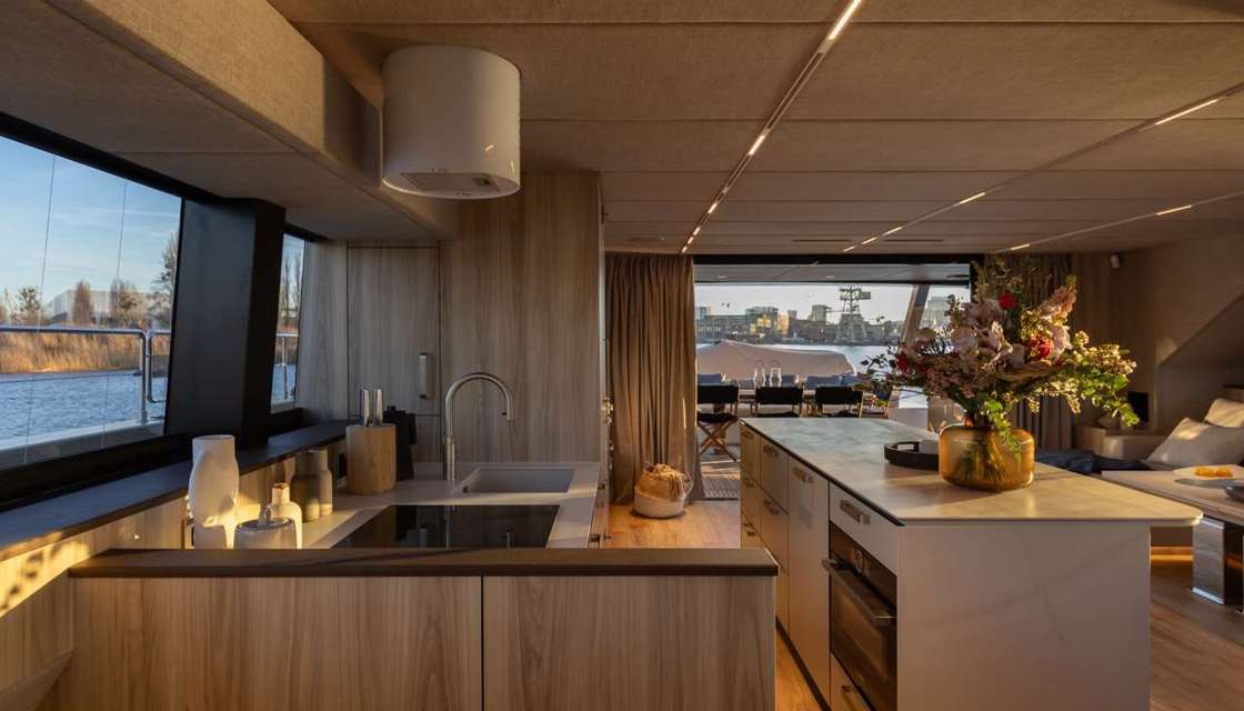 Moon Yacht 60