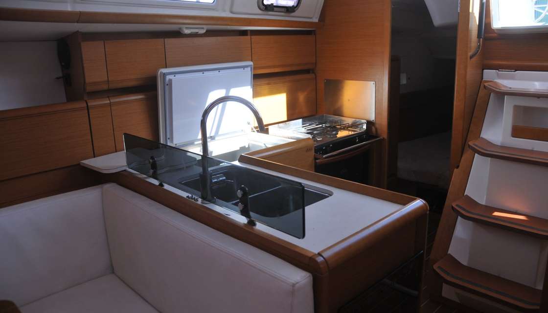 Sun Odyssey 379