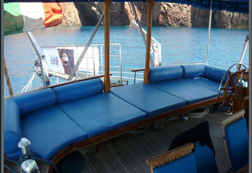 Nutzen Sie den Bimini, um die Landschaft im Schatten der Sonne zu bewundern