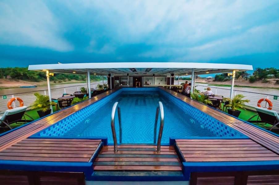 Le pont soleil et sa magnifique piscine